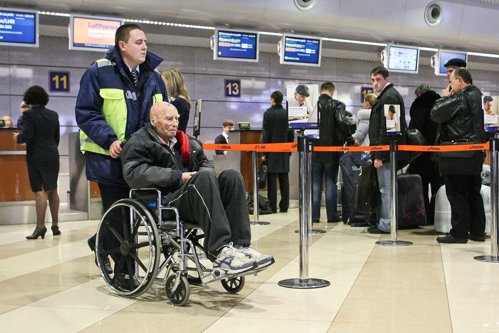 Лица с ограниченными возможностями жизнедеятельности. Инвалиды в аэропорту Шереметьево. Пассажиры с ограниченными возможностями аэропорт. Маломобильные пассажиры в аэропорту. Досмотр пассажиров с ограниченными возможностями в аэропорту.
