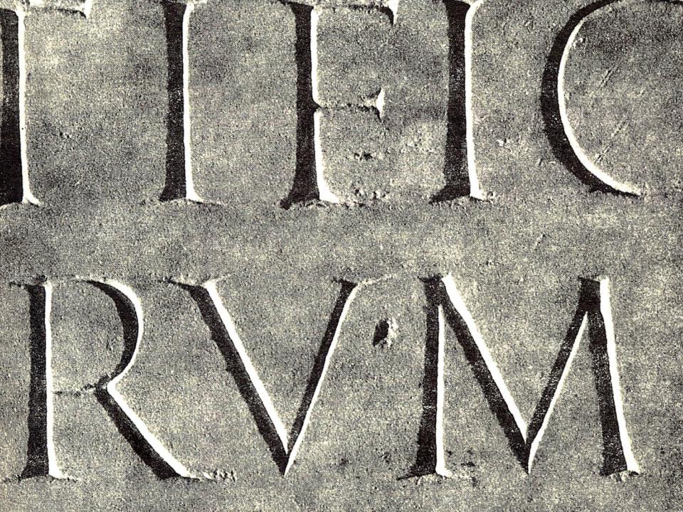Рим 1 текст. Римский маюскул. Римский капитальный шрифт колонны Траяна в Риме. Римский капитальный шрифт. Древние шрифты.