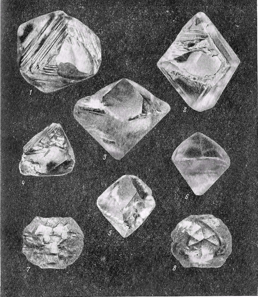 Самоцвет 5 букв. Форма кристалла алмаза сингония. Минерал Алмаз октаэдр. Алмаз октаэдрической формы. Флюорит октаэдр.