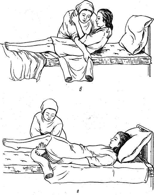 Смена нательного белья тяжелобольному пациенту. Смена постельного белья у тяжелобольного пациента. Поперечный способ смены постельного белья тяжелобольному. Смена постельного белья тяжелобольному пациенту продольный способ.