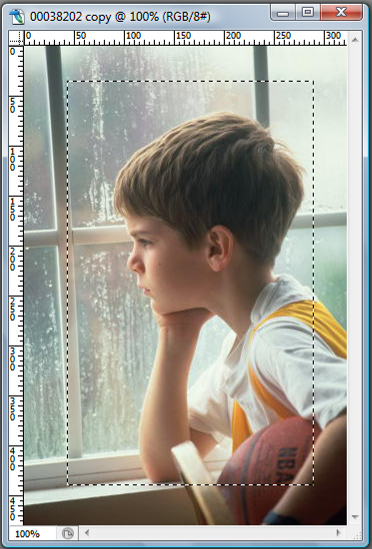 Грустный мальчик в окне
