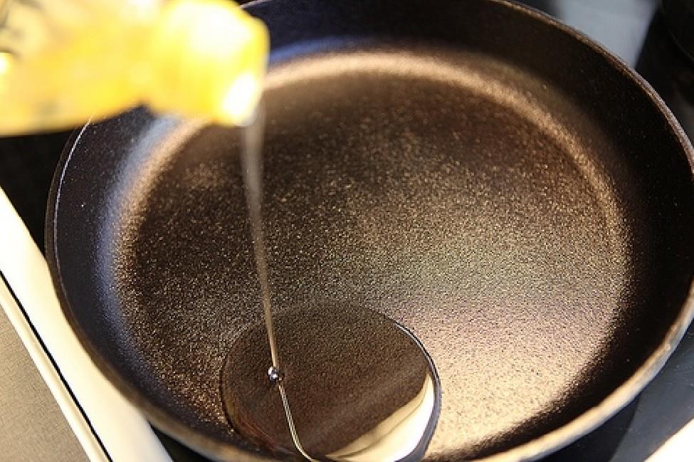 Что будет если в масло налить воды. Масло на сковороде. Растительное масло на сковороде. Разогреть сковороду. Подсолнечное масло на сковороде.