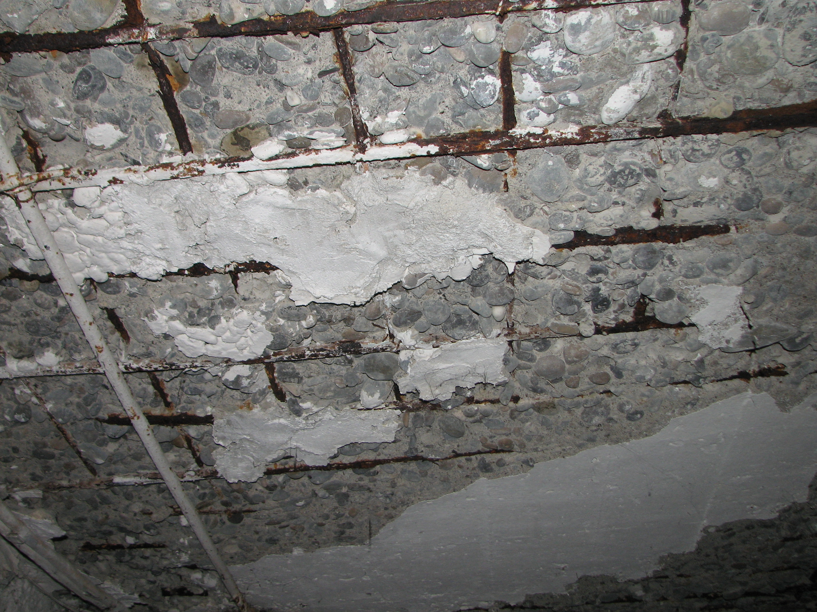 Трещины в перекрытии. Отслоение лещадок бетона. Трещины в железобетонных плитах перекрытия. Разрушение защитного слоя бетона. Разрушение арматуры в бетоне.