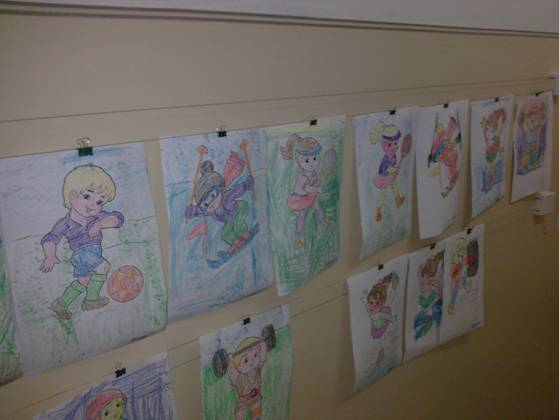 Неделя жизни в группе. Рисование день здоровья подготовительная группа. Рисование здоровье старшая группа. Рисование на тему здоровье в старшей группе. Выставка рисунков в детском саду.