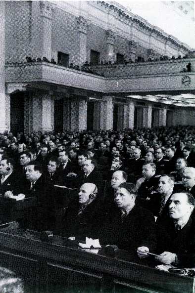 Хрущев в 1956 году выступил с докладом. 20 Съезд ЦК КПСС. Съезд ЦК КПСС 1956. Зал заседаний 20 съезда КПСС.