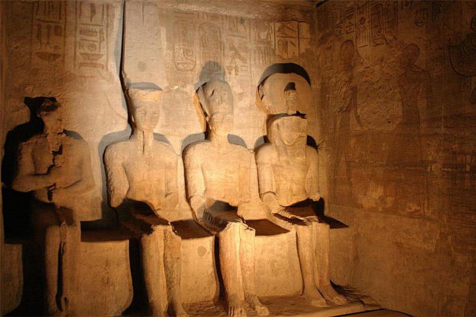 Храм Рамзеса В святилище, самом дальнем помещении храма, сохранились статуи...