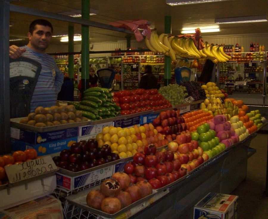 Рынок витрины. Выкладка овощей и фруктов на рынке. Витрина овощи и фрукты на рынке. Выкладка фруктов на рынке. Торговая точка овощи фрукты.