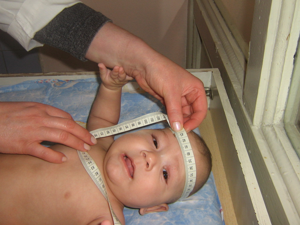 Измерение детей до года. Антропометрия измерение окружности грудной клетки. Антропометрия окружности головы. Измерение окружности головы у детей. Измерение головки новорожденного.