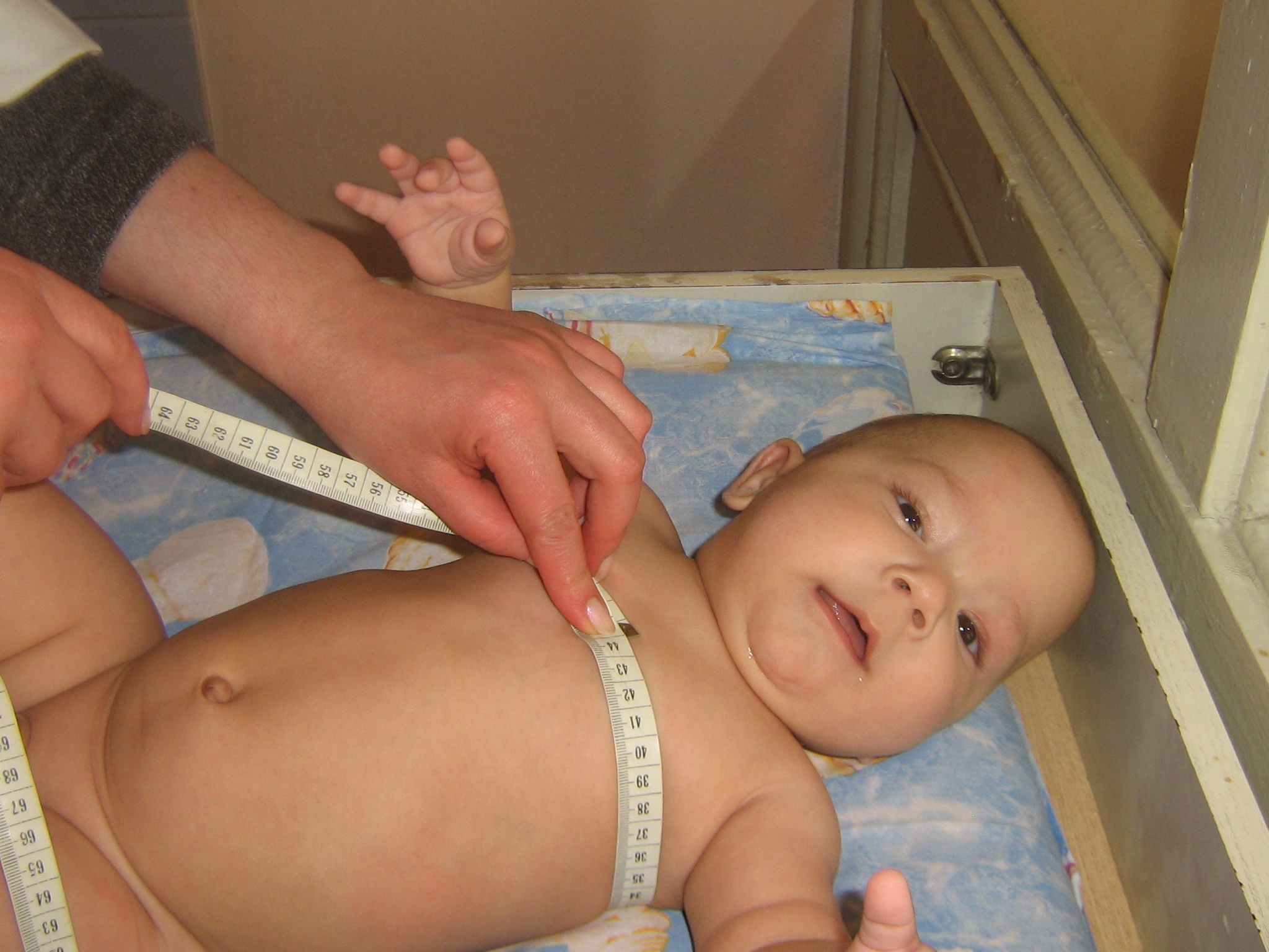 Измерение детей до года. Антропометрия измерение окружности грудной клетки. Измерение окружности грудной клетки грудного ребенка. Измерение окружности груди у детей. Измерение окружности груди грудного ребенка.
