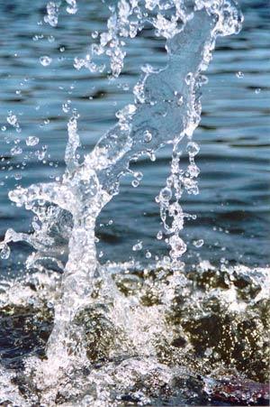 Тихий плеск воды. Брызги воды. Жидкое состояние воды. Всплеск воды. Изображение воды.