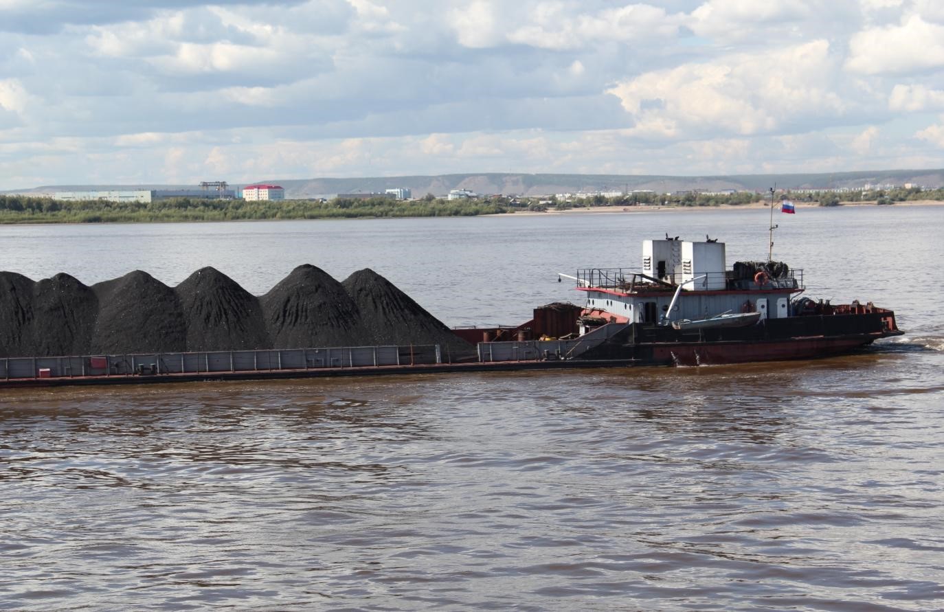 Северный завоз уголь. Северный завоз Хабаровский край. Баржа. Баржи для перевозки угля. Баржа с углем.
